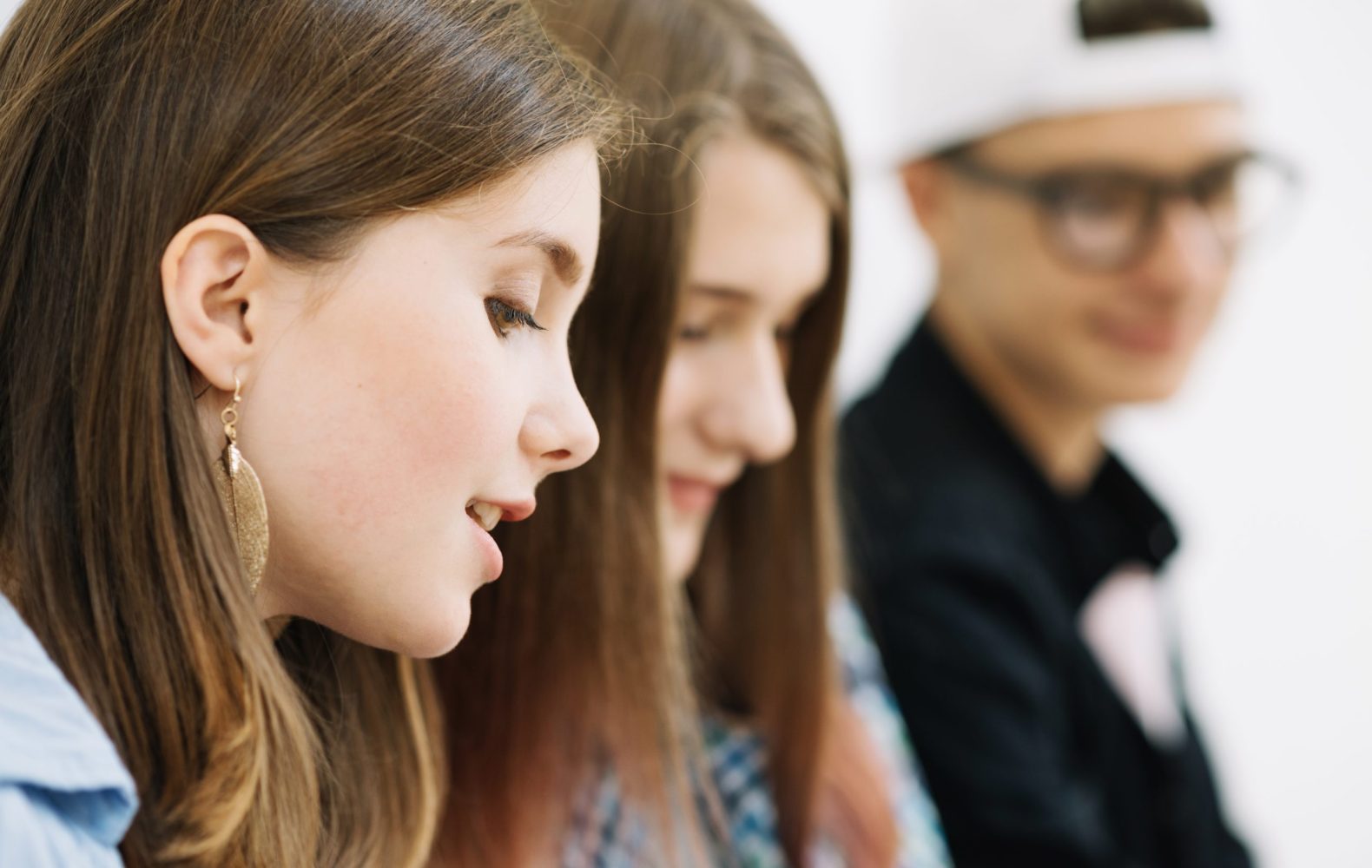 three-youngsters-communicating